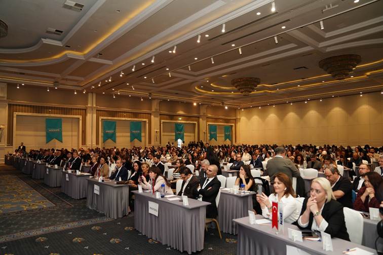 iç mekan, Konferans salonu, giyim, Toplantı içeren bir resim

Yapay zeka tarafından oluşturulmuş içerik yanlış olabilir.